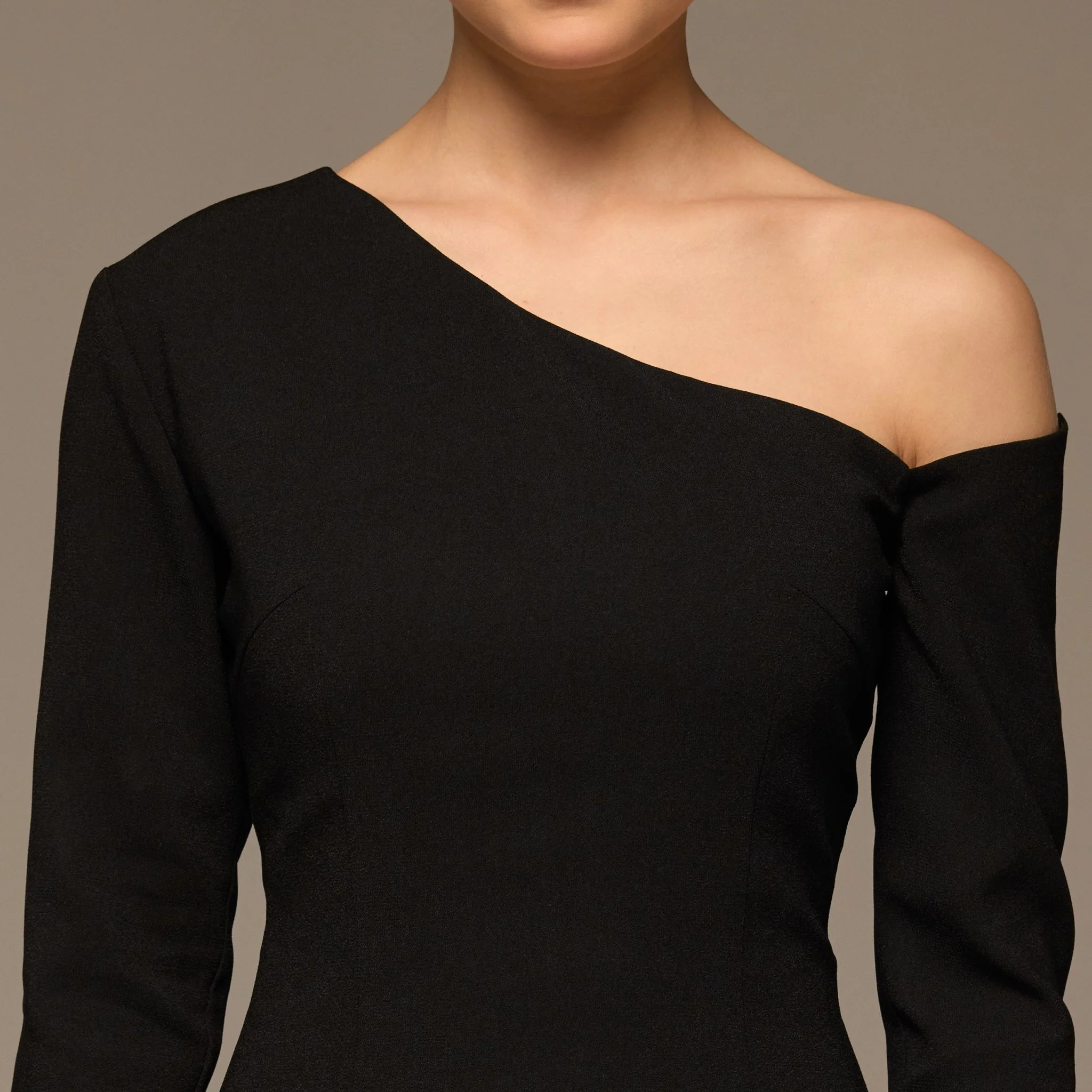 Black & White One-shoulder Crepe Dress With Pleated Skirt - Image 4