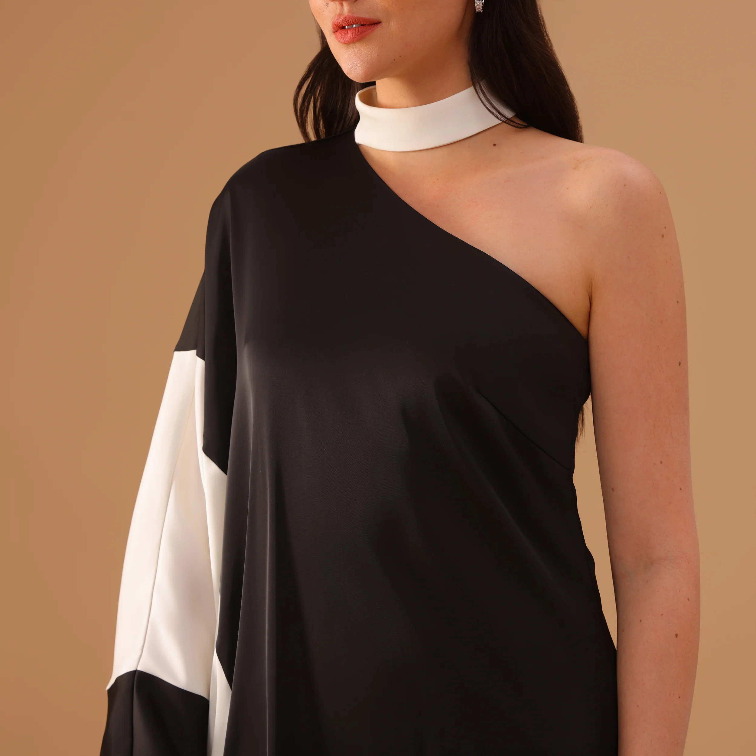 Black & White One Shoulder Satin Kaftan - Image 4